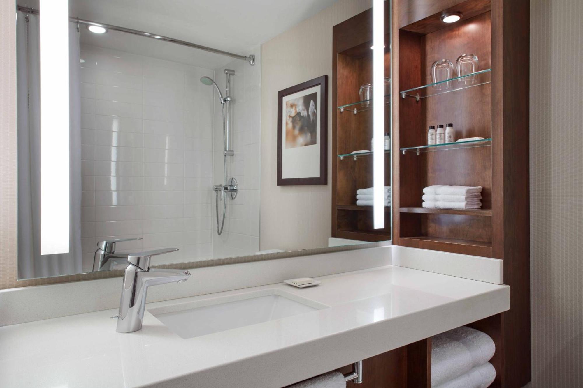 Delta By Marriott Centre 4*